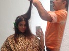 Thais Fersoza corta o cabelo para tirar 'resquícios do loiro'