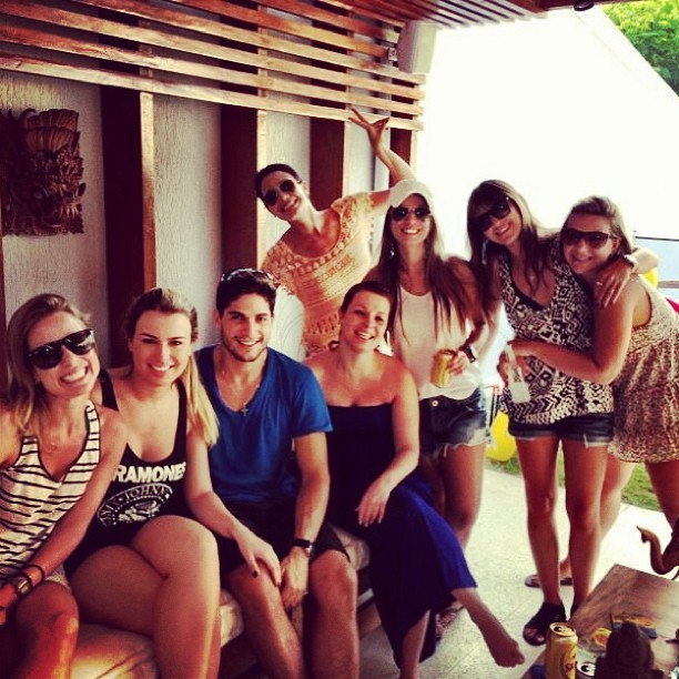 Juliana Knust com os ex-BBBs Fernanda e André e amigos (Foto: Instagram/ Reprodução)