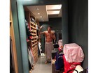 Neymar posa só de toalha e exibe barriga sarada 