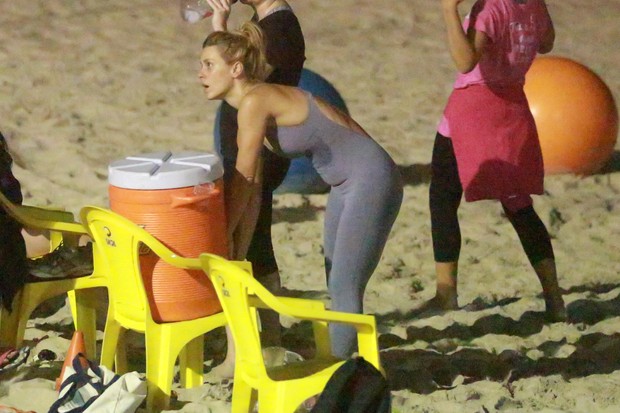 Carolina Dieckmann se exercita na praia (Foto: Dilson Silva / Agnews)