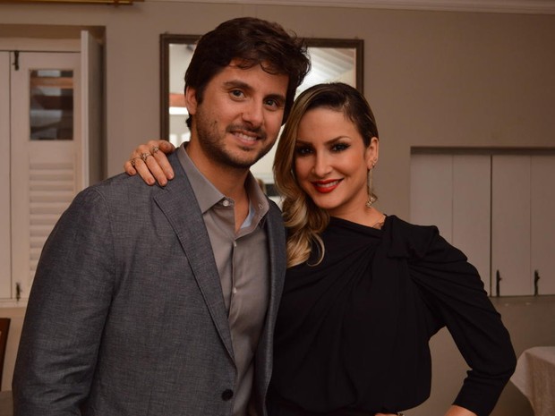 Claudia Leitte e o marido, Márcio Pedreira, em bastidores de show no Recife (Foto: Felipe Souto Maior/ Ag. News)