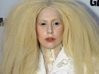 De peruca e maquiagem carregada, Lady Gaga aparece irreconhecível