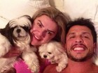 Mirella Santos posa com Ceará cercada com seus cachorros