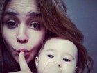 Perlla posta foto com a filha: 'Neném chupa dedinho, mamãe imita'