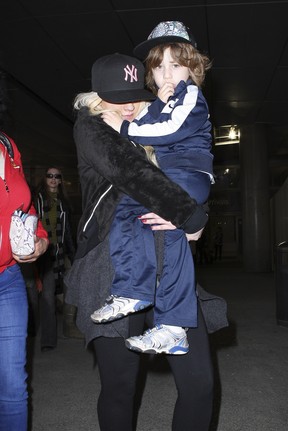 Christina Aguilera com o filho, Max, em aeroporto em Los Angeles, nos Estados Unidos (Foto: Grosby Group/ Agência)