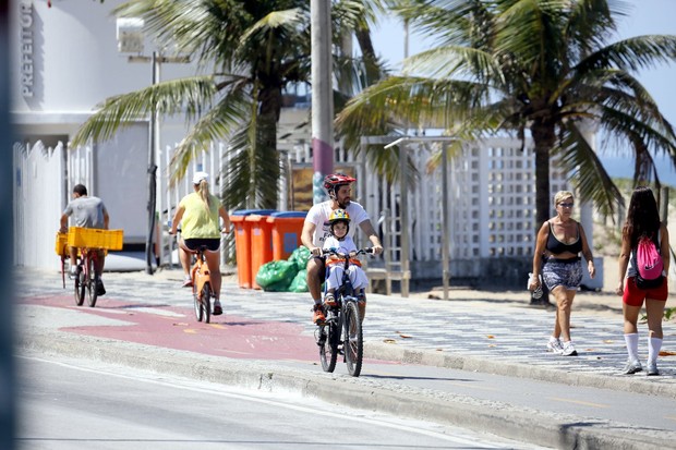 Eriberto Leão anda de bicicleta com o filho (Foto: Gil Rodrigues / Photo Rio News)