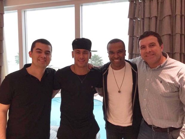 Neymar posa com o cantor Alexandre Pires e os empresários  Alcino Pasqualotto e Luiz Feitosa (Foto: Divulgação)
