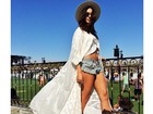 Thaila Ayala usa shortinho e bota em segundo dia de festival nos EUA