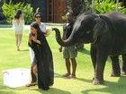 Kim Kardashian se assusta ao tentar 'selfie' com filhote de elefante