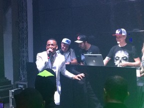 Nego do Borel com o grupo The funk DJ em festa no Rio (Foto: Léo Martinez/ EGO)