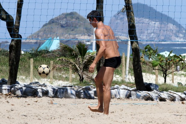 Márcio Garcia na praia (Foto: Marcos Ferreira / Foto Rio News)