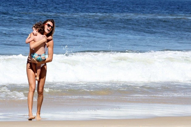 Letícia Birkheuer vai a praia com o filho (Foto: JC pereira/Agnews)