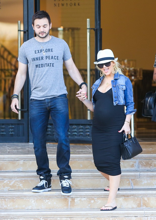 Christina Aguilera com o noivo, Matthew Rutler, em Los Angele, nos Estados Unidos (Foto: Grosby Group/ Agência)