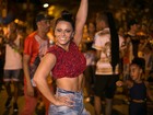 Viviane Araújo deixa barriga de fora em ensaio de rua do Salgueiro