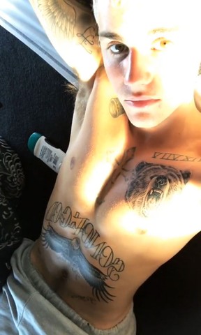 Justin Bieber posa sem camisa e exibe novas tatuagens (Foto: Instagram/ Reprodução)