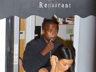 Kim Kardashian usa vestido decotado para jantar com Kanye West