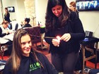 Alessandra Ambrósio e Sophia Abrahão fazem velaterapia no cabelo