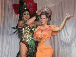 Denise Rocha foi coroada pela drag queen Eula Rochá (Foto: Isac Luz/EGO)