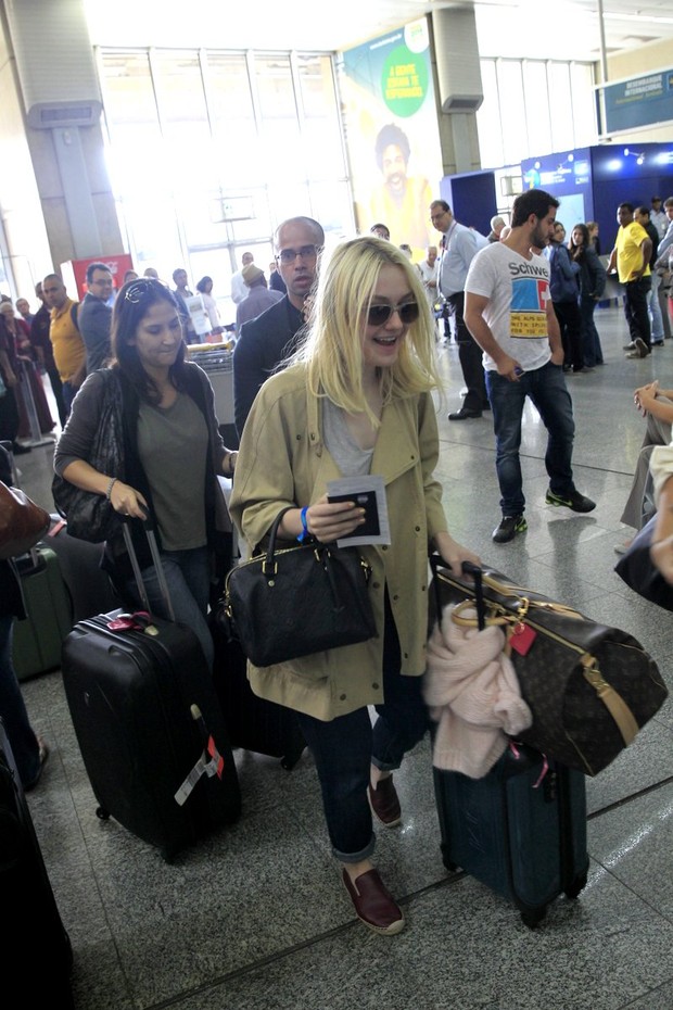 Dakota Fanning chega ao Rio de Janeiro (Foto: Gabriel Reis e André Freitas / Agnews)
