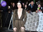 Look do dia: Jessie J usa macacão decotadíssimo em prêmio em Londres