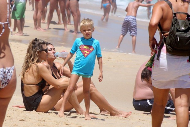 Fernanda Lima com filho na praia (Foto: JC Pereira/ AgNews)