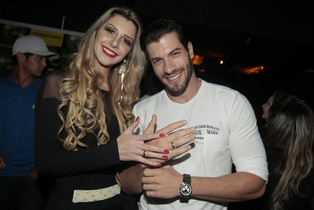 Ex-BBBs Tatiele e Roni mostram aliança de noivado (Foto: Caio Duran/Agnews)