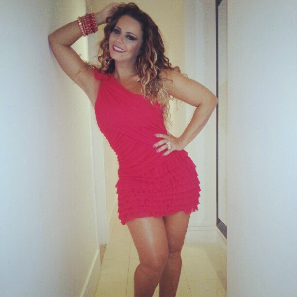 Viviane Araujo posta foto com vestido vermelho antes de ensaio (Foto: Reprodução / Instagram)