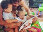 Rafael Cardoso posa com a filha e o afilhado, filho de Igor Rickli