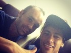 Neymar volta para Barcelona com Iniesta: 'Gênio'