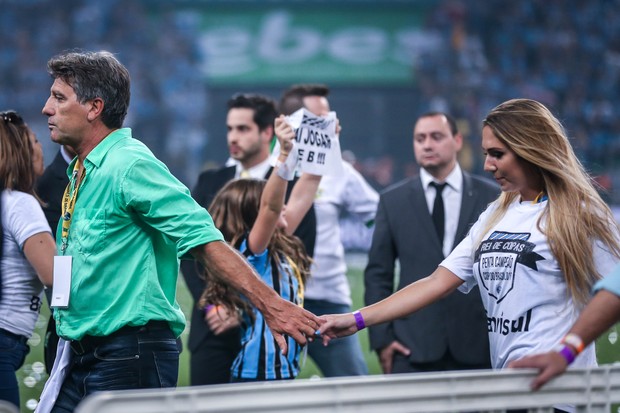 Carolina Portaluppi comemora título do Grêmio com o pai, Renato Gaúcho, na  (Foto: Jeferson Bernardes/ AFP)