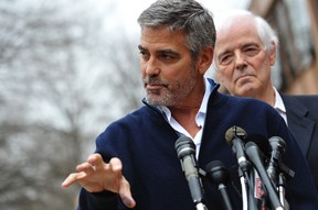 George Clooney dá coletiva após deixar prisão (Foto: Agência AFP)