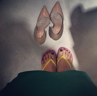 Poliana Abritta: salto alto e chinelo nos bastidores da gravação do Fantástico (Foto: Reprodução do Instagram)