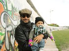 Rafael Calomeni leva o filho de um ano ao Muro de Berlim