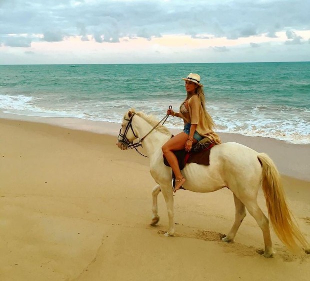 Lívia Andrade anda a cavalo durante viagem à Bahia (Foto: Reprodução/Instagram)