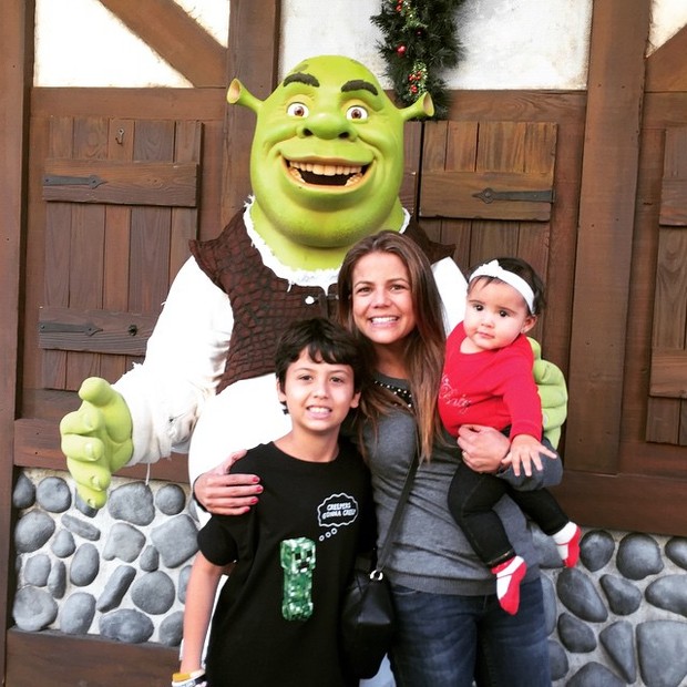 Nívea Stelmann com os filhos, Miguel e Bruna, em parque em Orlando, nos Estados Unidos (Foto: Instagram/ Reprodução)