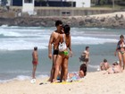 Cynthia Howlett e Eduardo Moscovis namoram em praia do Rio