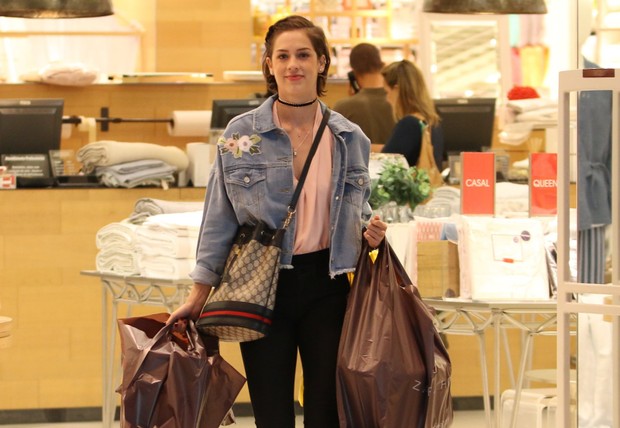 Sophia Abrahao vai as compras e sai carregada de bolsas no shopping Village Mall (Foto: AgNews  / AgNews)