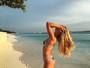Nina Agdal, namorada de Leonardo DiCaprio, posa de biquíni em praia