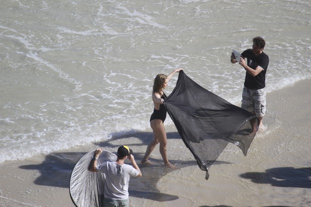 Letícia Spiller fotografa na praia (Foto: Dilson Silva / AgNews)