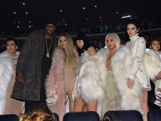 Kris Jenner, Lamar Odom, Khloe Kardashian, Kylie Jenner, Kim Kardashian, Kendall Jenner, North West e Kourtney Kardashian em desfile em Nova York, nos Estados Unidos (Foto: Jamie McCarthy/ Getty Images/ AFP)