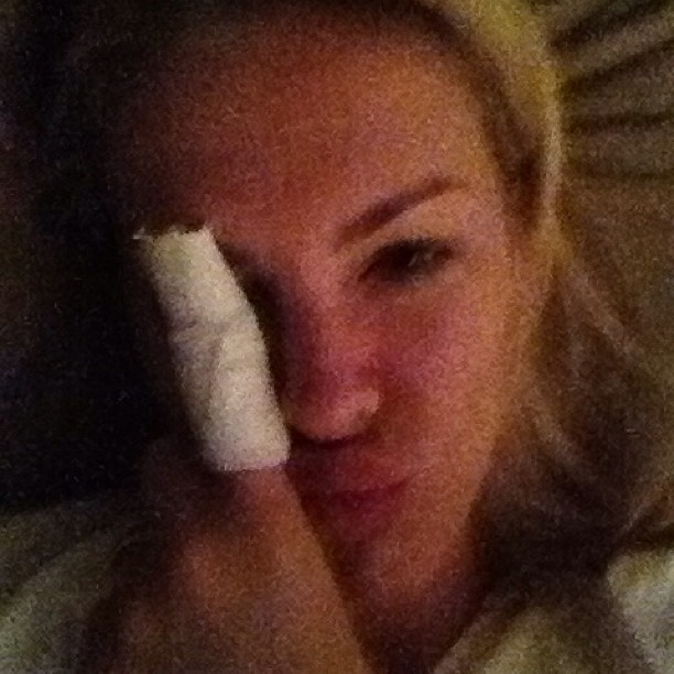 Ana Hickmann mostra dedo imobilizado (Foto: Instagram)
