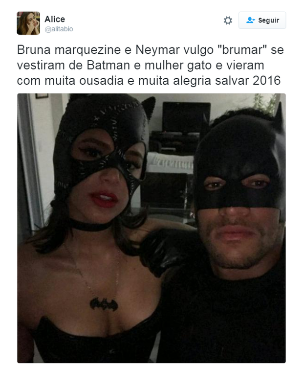 Bruna Marquezine e Neymar fantasiados de Mulher-Gato e Batman (Foto: Reprodução/Twitter)