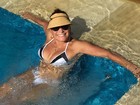 Susana Vieira curte piscina e mostra corpão em dia de sol