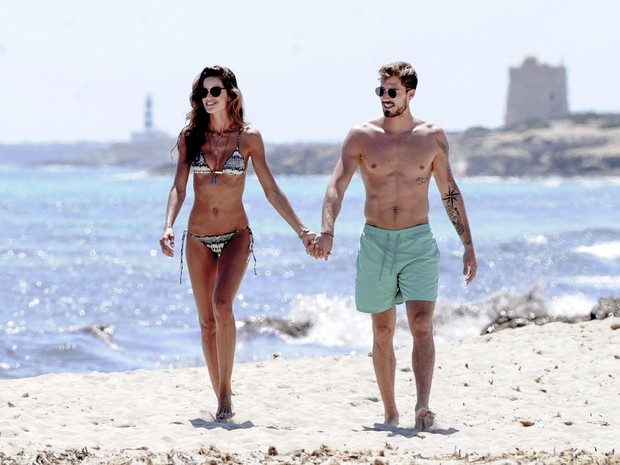 Izabel Goulart e o namorado, Kevin Trapp, em praia de Ibiza, na Espanha (Foto: Grosby Group/ Agência)