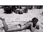 Yasmin Brunet exibe tatuagens na praia: 'Carioca'