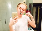 Miley Cyrus posa de calcinha escovando os dentes 