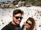 Preta Gil posa com o marido em praia da África do Sul com pinguins
