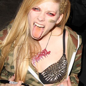 Avril Lavigne mostra soutien pra paparazzi (Foto: AKM-GSI BRASIL / Splash News)