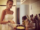 Dona de casa: Yasmin Brunet posta foto cozinhando para o namorado