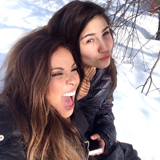 Carol Nakamura faz graça com amiga na neve (Foto: Instagram)